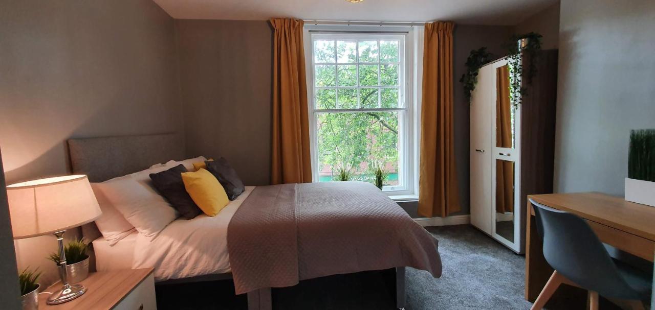 Darwin Stays - Service Accommodation In Newcastle Under Lyme City Centre المظهر الخارجي الصورة