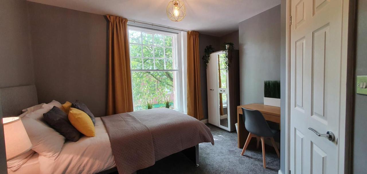 Darwin Stays - Service Accommodation In Newcastle Under Lyme City Centre المظهر الخارجي الصورة