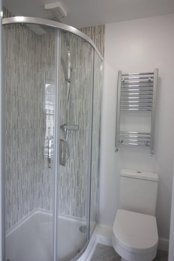Darwin Stays - Service Accommodation In Newcastle Under Lyme City Centre المظهر الخارجي الصورة