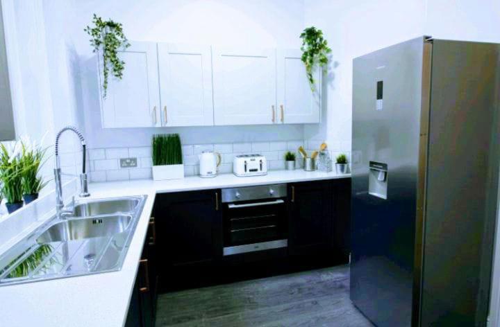 Darwin Stays - Service Accommodation In Newcastle Under Lyme City Centre المظهر الخارجي الصورة