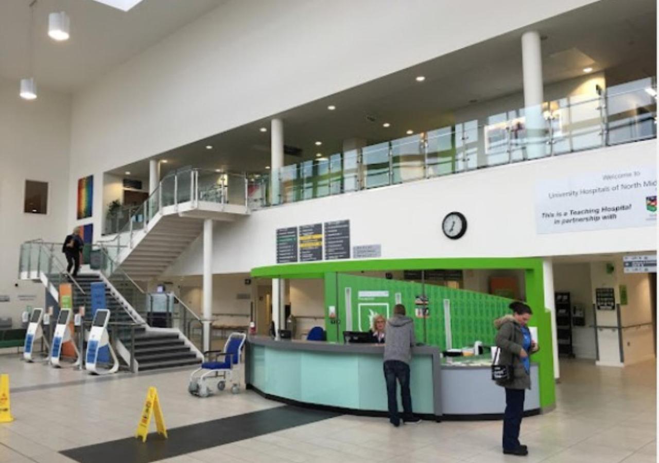 Darwin Stays - Service Accommodation In Newcastle Under Lyme City Centre المظهر الخارجي الصورة
