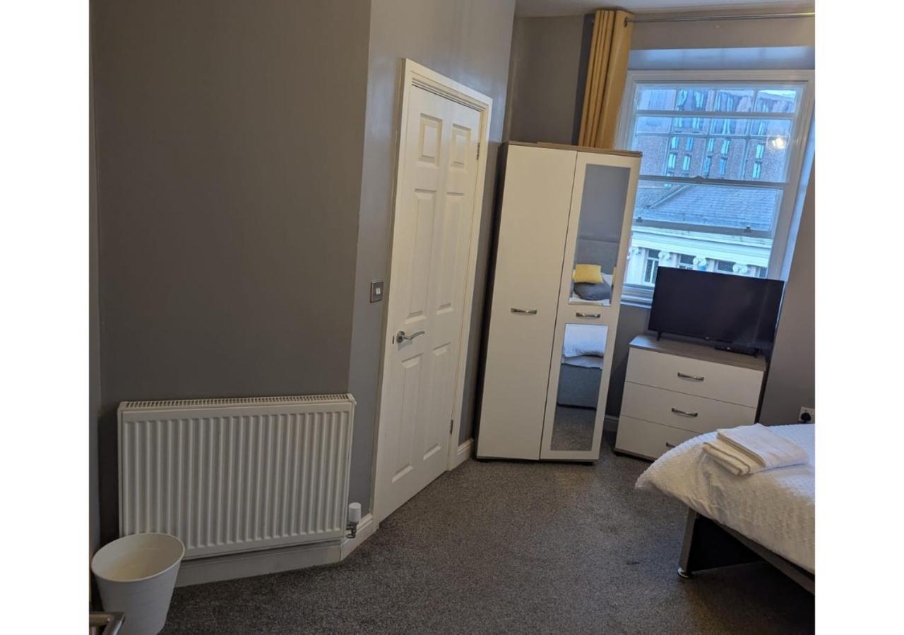 Darwin Stays - Service Accommodation In Newcastle Under Lyme City Centre المظهر الخارجي الصورة