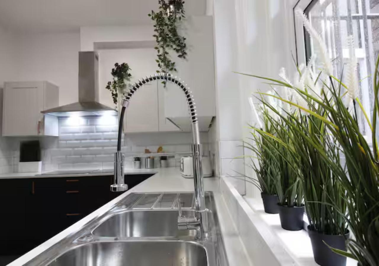 Darwin Stays - Service Accommodation In Newcastle Under Lyme City Centre المظهر الخارجي الصورة